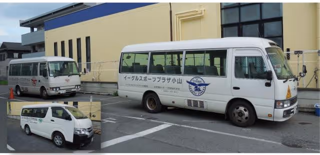 スイミングスクールの送迎バスと笑顔のドライバー