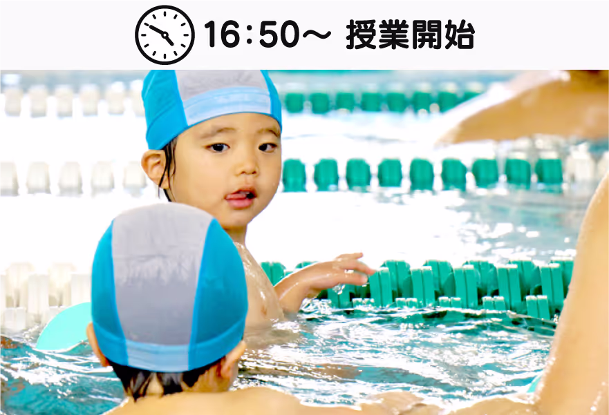 プールで水泳帽をかぶった子どもたちが泳いでいる。