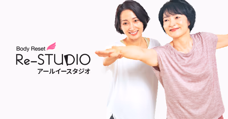 フィットネスインストラクターが女性にヨガのポーズを指導している様子。