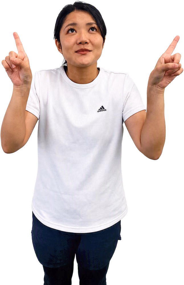 白いアディダスのTシャツを着て、両手の人差し指を上に向けて見上げている女性。