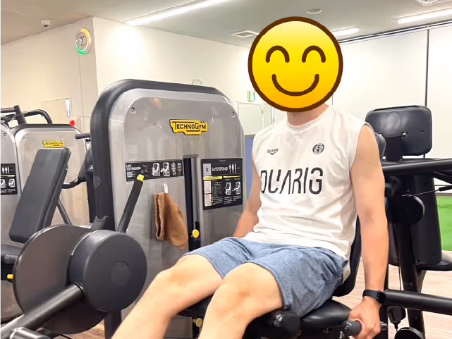 レッグエクステンションのマシンに座る男性会員(顔は伏せて掲載)。