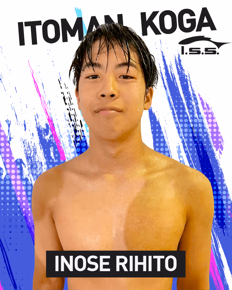 濡れた髪の若い男性水泳選手が白と青の背景の前に立ち、名前「INOSE RIHITO」が表示されている。