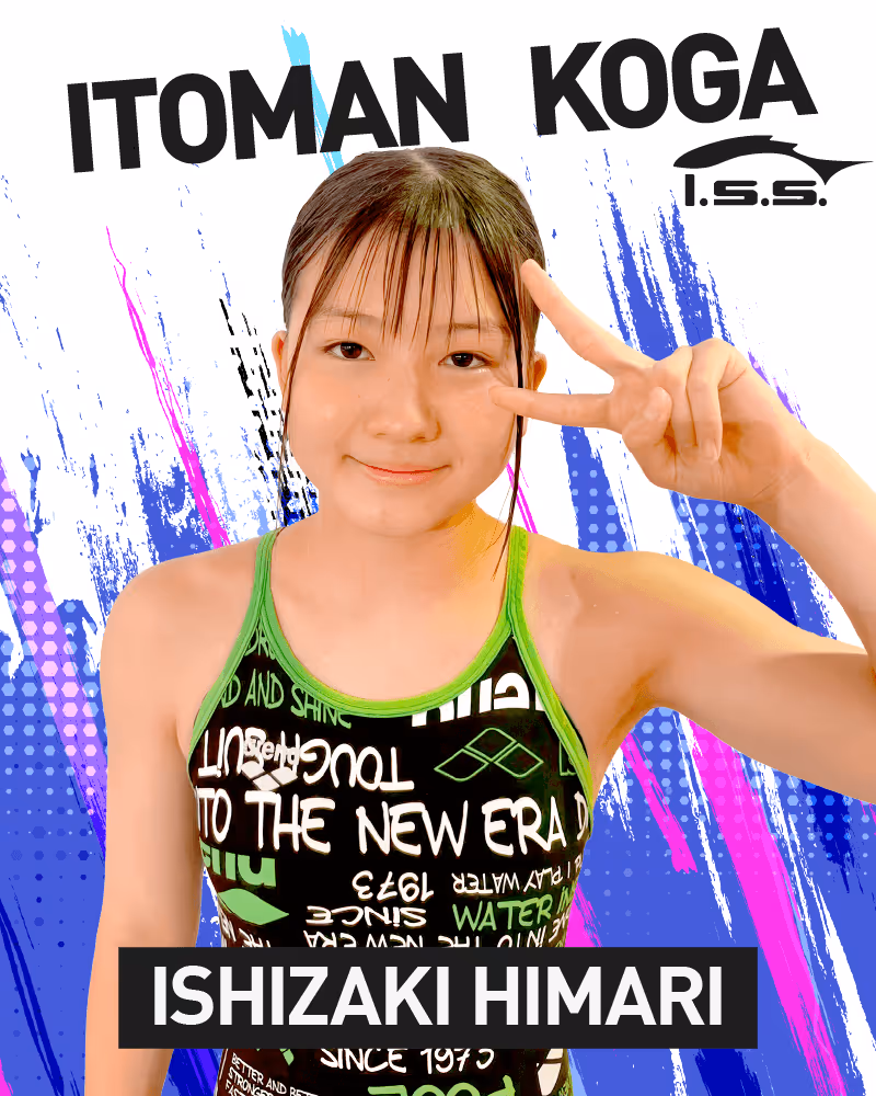 競泳水着を着てピースサインをしている笑顔の石崎陽葵選手のポートレート。