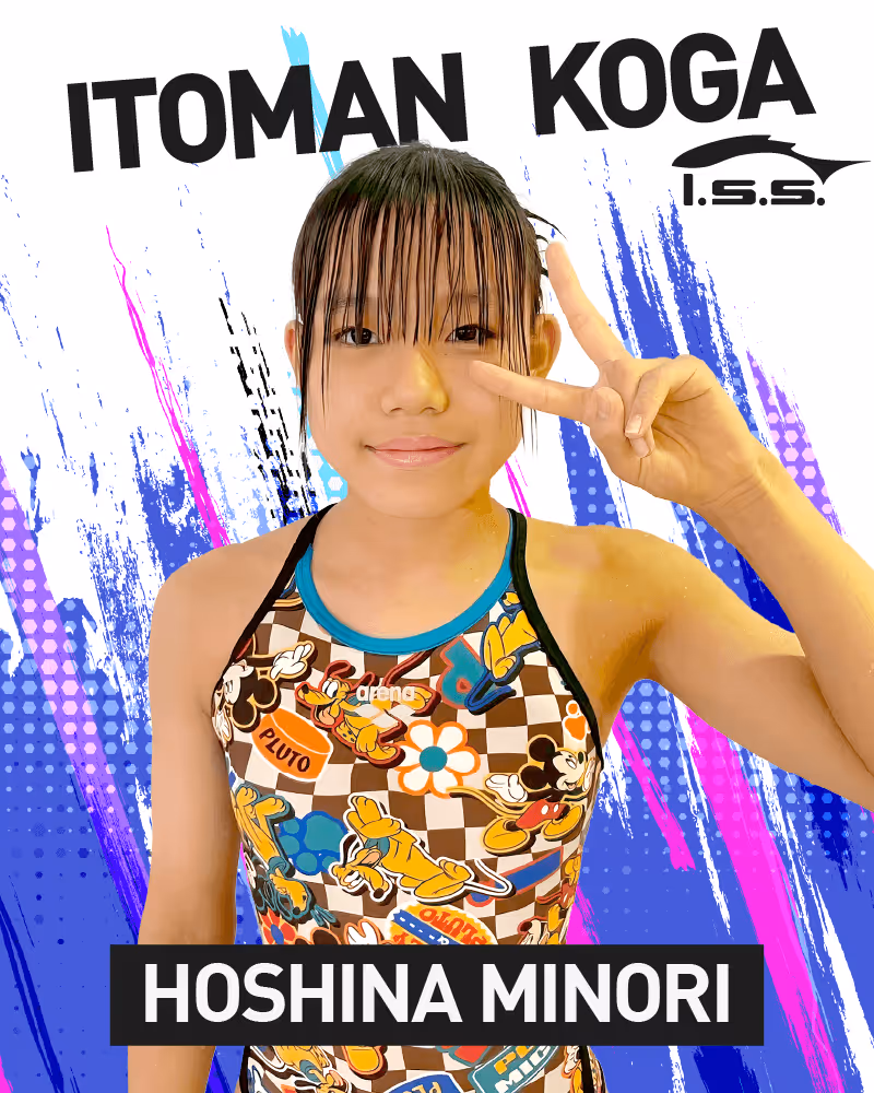 水着を着てピースサインをする星名みのりという名前の若い女性。