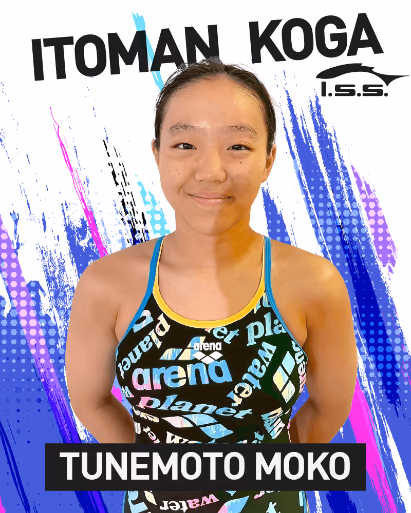 青と紫の抽象的な背景の前で水着を着た女性のポートレート、上に「ITOMAN KOGA」、下に「TUNEMOTO MOKO」の文字。