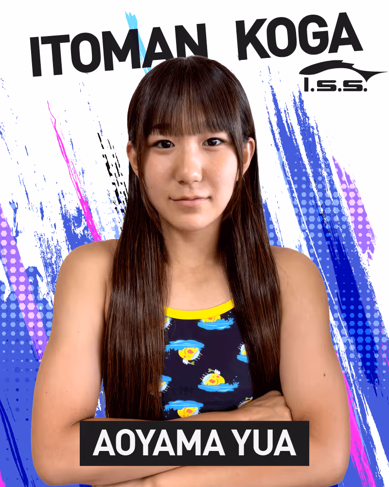 腕を組んでカメラを見つめる長い髪の女性、青い背景に「ITOMAN KOGA I.S.S.」の文字と『AOYAMA YUA』と表示。