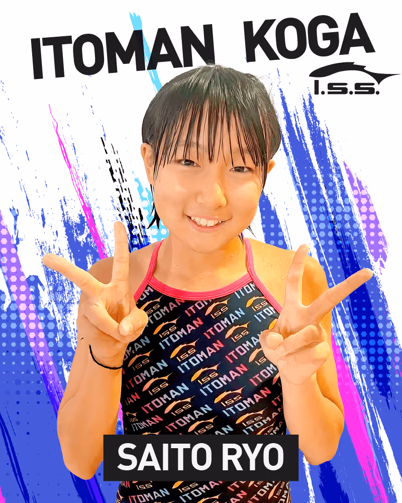 水着を着て両手でピースサインをしている笑顔の女性選手。