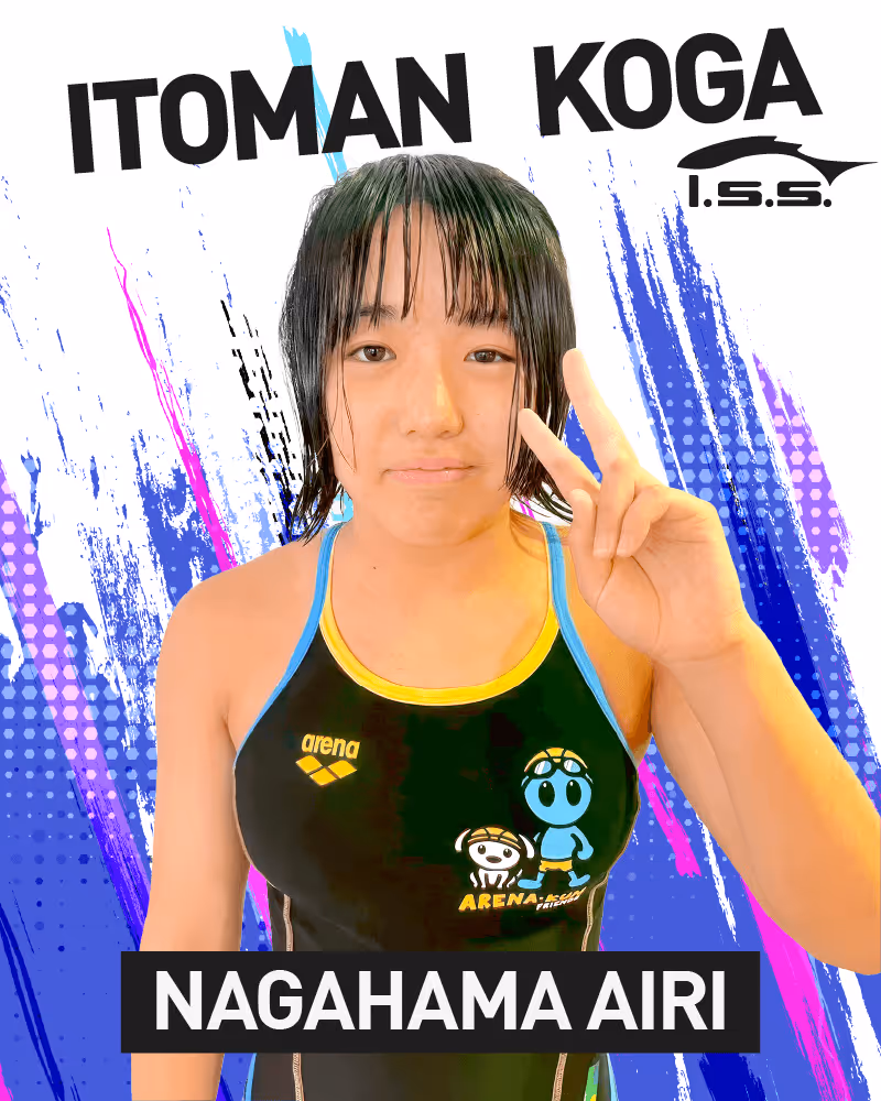 黒い水着を着てピースサインをしている長浜愛梨という名前の女性水泳選手。