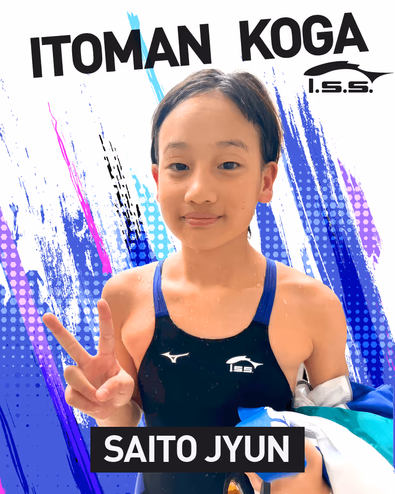 水泳用の黒い水着を着た少年がVサインをしながらカメラを見ている。