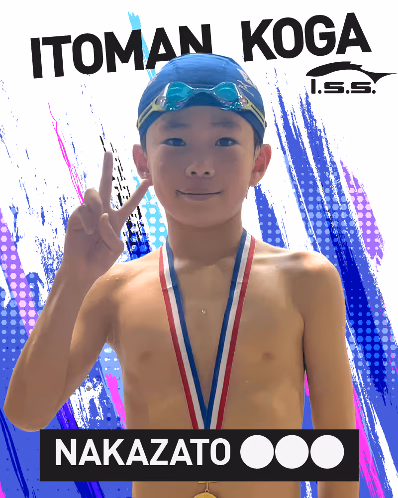 水泳帽とゴーグルをかぶり、メダルをかけた少年がピースサインをしている。