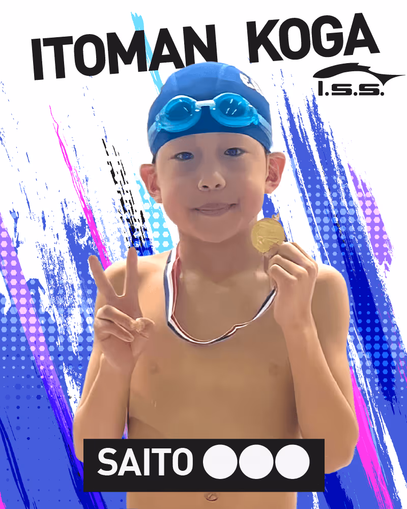 水泳帽とゴーグルを身につけた少年が金メダルを持ち、ピースサインをしている。