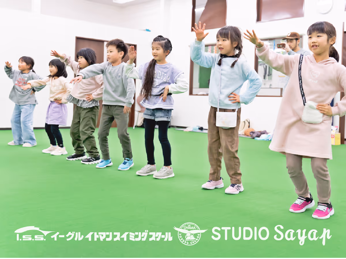 キッズダンススクールの授業風景 - 講師による指導