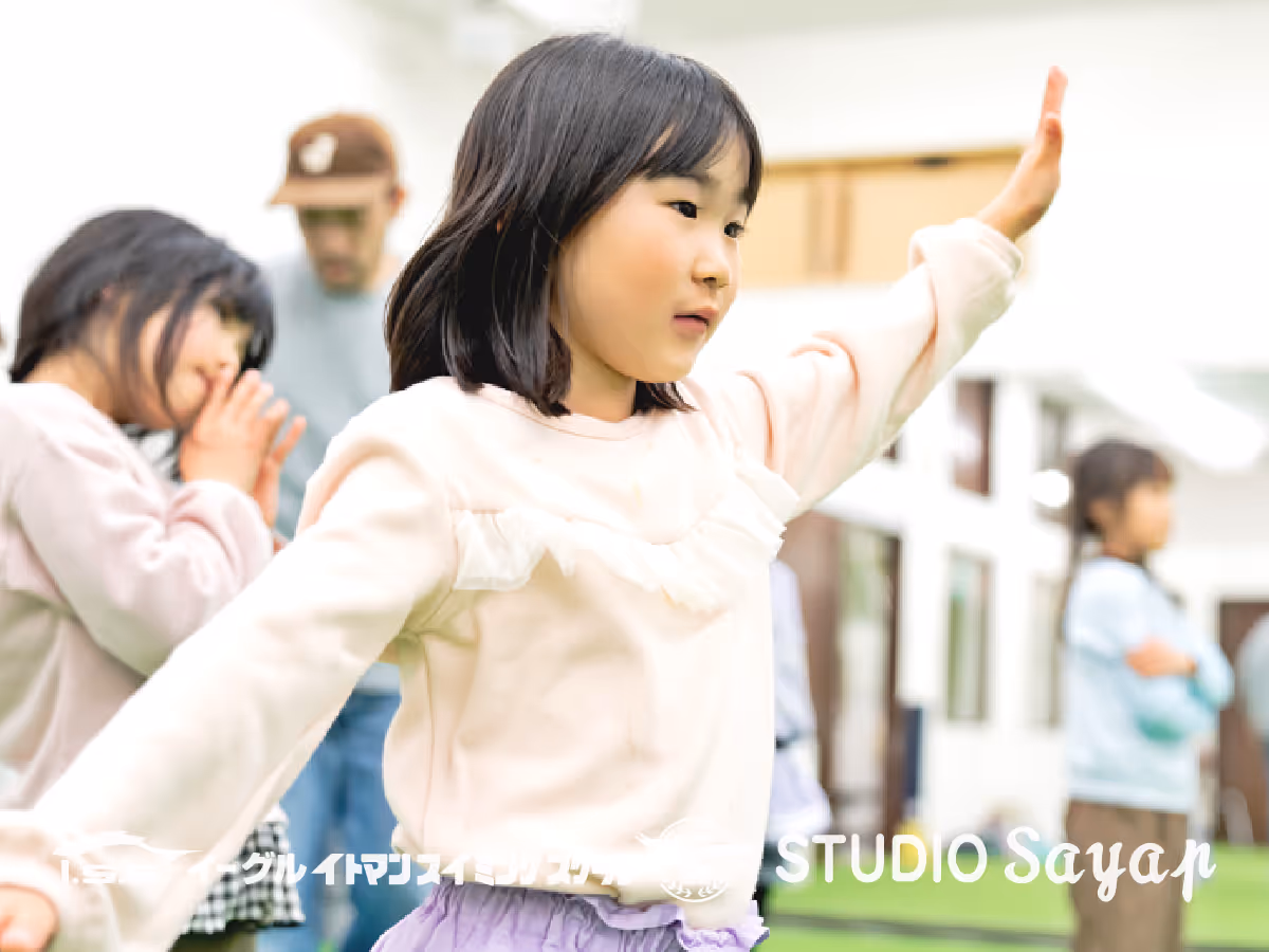 キッズダンススクールの授業風景 - 発表会での演技