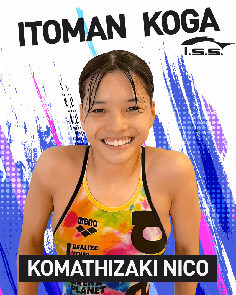 カラフルな水着を着た笑顔の若い女性水泳選手、上部に『ITOMAN KOGA』、下部に『KOMATHIZAKI NICO』のテキスト。