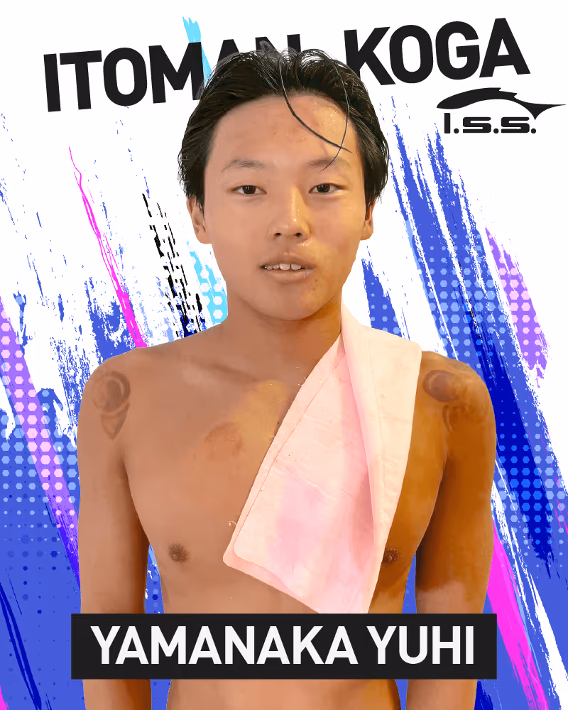 肩にピンクのタオルをかけ、背景に青と紫のグラフィックがある水泳選手の山中悠飛の上半身ポートレート。