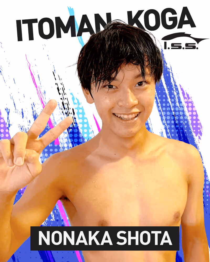 笑顔でピースサインをしている濡れた髪のノナカショウタ選手の上半身の写真。