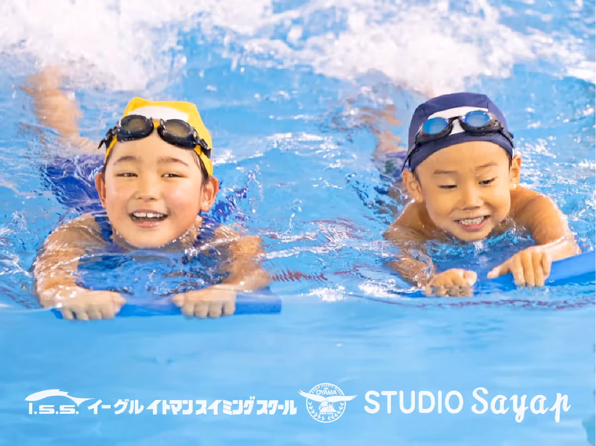 スイミング学童クラスの授業風景 - 講師による指導